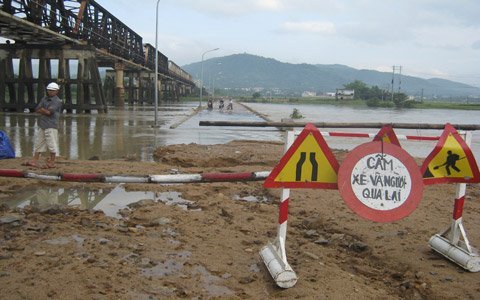 Vất vả vượt lũ