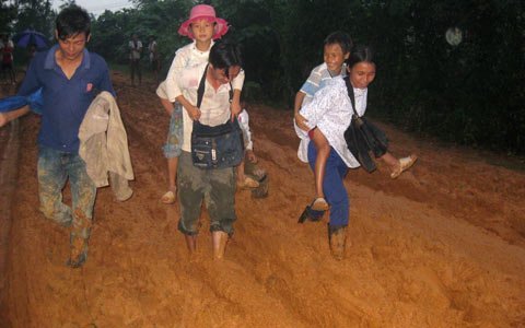 Nghệ An: Gánh người đau đẻ chạy trên ‘con đường đau khổ’