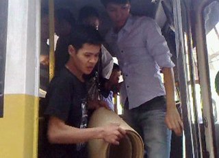 Đình chỉ lái, phụ xe buýt bắt hành khách quỳ mở cửa