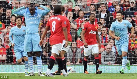 Man City hạ nhục M.U bằng ván tennis