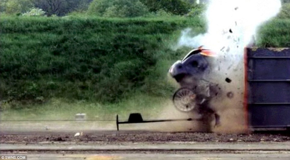 Clip xem xe tông ở tốc độ nhanh nhất thế giới