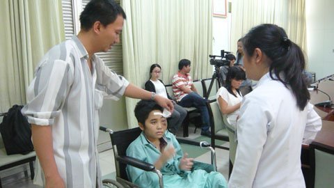 Khối u bằng chiếc ly trong mắt bé 13 tuổi