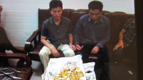 2 người Trung Quốc và 'hũ vàng cổ'