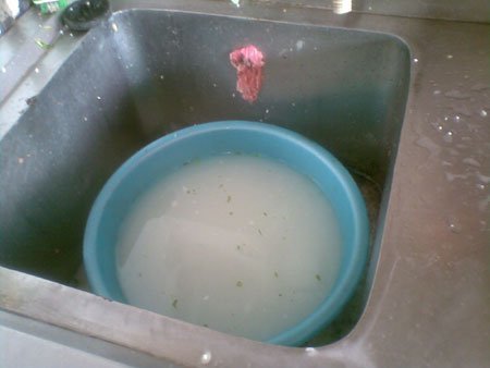 Hãi hùng rửa bát, chủ quán cơm sợ động tay vào