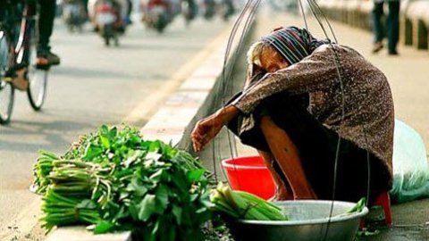 Bà lão mù đi xe bus và chuyện về lòng vô cảm