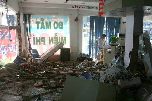 Xe chở gạch đâm vào tiệm kính, 3 người thương vong