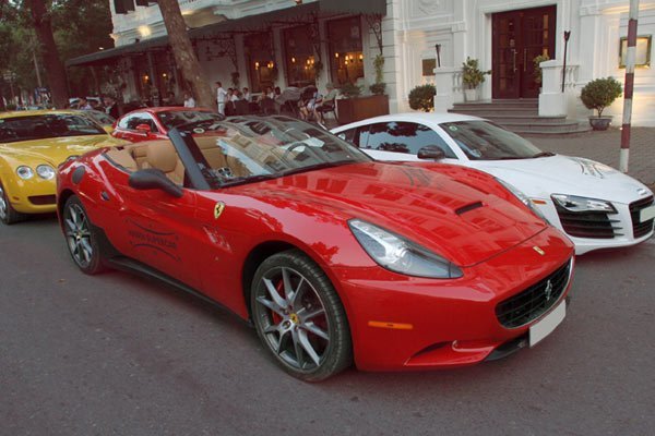 Chiêm ngưỡng dàn xe hàng trăm tỉ đồng tại Hà Nội