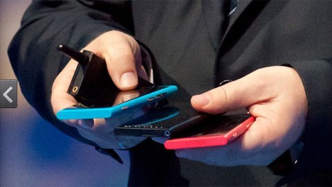 Nokia Lumia 800: Thắng lớn hay... hồi hương?