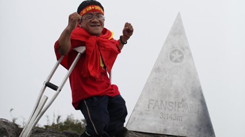 Chàng trai 90 cm chinh phục thành công Fansipan bằng nạng gỗ