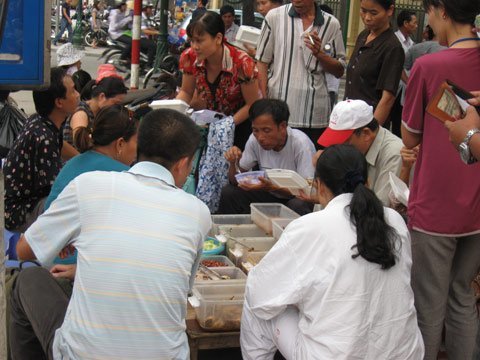 Cảnh 'siêu bẩn' ở quán ăn 'siêu nhanh' hè phố