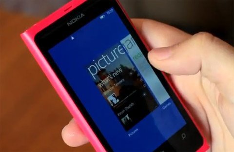 Trên tay smartphone Lumia 800 đầu tiên