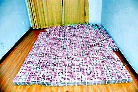 Cặp vợ chồng ngủ trên giường làm bằng tiền