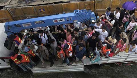 Hàng chục nghìn người sơ tán khỏi Bangkok