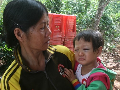 Nhói lòng bé 2 tuổi chịu tang cha mẹ