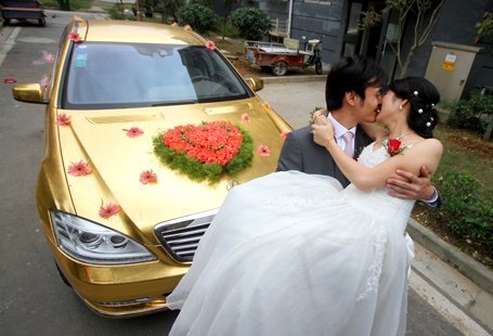 Đón dâu bằng Mercedes mạ vàng