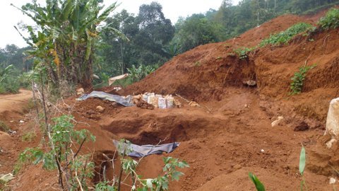 Phá cả nhà để đào quặng đem bán