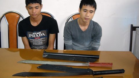 Nhóm thanh niên xách dao kiếm đi ‘gây chiến’