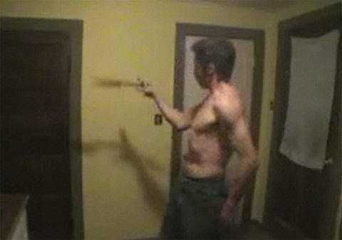 Người đàn ông múa 2 lưỡi dao như múa côn