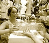 Nữ sinh mê mẩn “phụ kiện thần kỳ” silicon