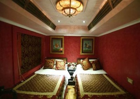 'Đột nhập' chuyến trăng mật xa xỉ của vua Buhtan