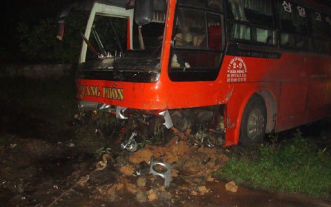 Xe khách gây tai nạn liên tục, 2 người chết
