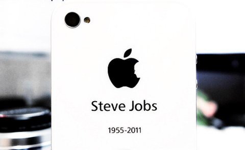 Cận cảnh bộ vỏ iPhone 4S có logo Steve Jobs