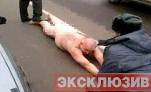 Tài xế taxi khỏa thân đâm bẹp 12 ô tô