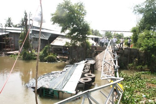 Sập cầu, xe tải 'bơi sông'