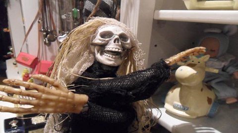 ‘Rùng rợn’ các món đồ chơi Halloween tại Hà Nội