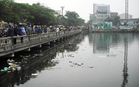 Phát hiện xác chết nổi trên mặt hồ