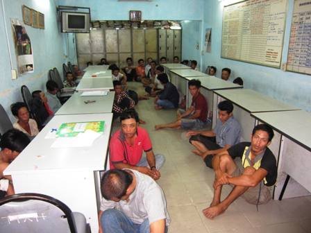 60 cảnh sát xóa sổ trường gà giữa cánh đồng