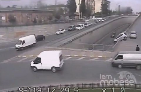 Kinh hoàng ô tô lộn nhào xuống hầm đường bộ