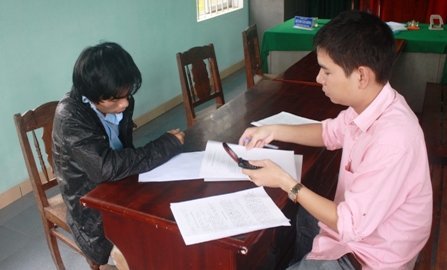 Trộm gà chống trả công an bằng hơi cay