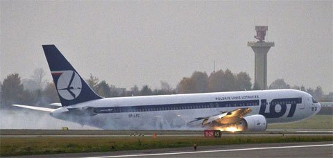 Đứng tim máy bay hạ cánh bằng bụng