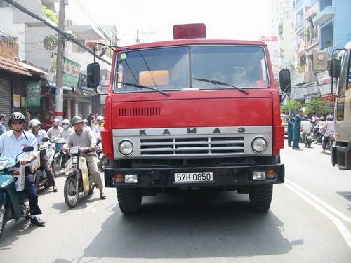 Bé 3 tuổi chết thảm dưới bánh xe bồn