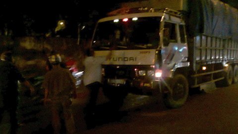 Ông Tây quậy tưng trên phố
