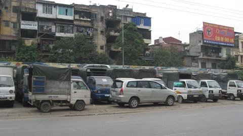 Hà Nội sẽ không cấp phép đỗ ôtô trên vỉa hè