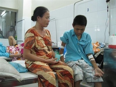 Người mẹ nhặt ve chai kiếm tiền chạy thận cho con