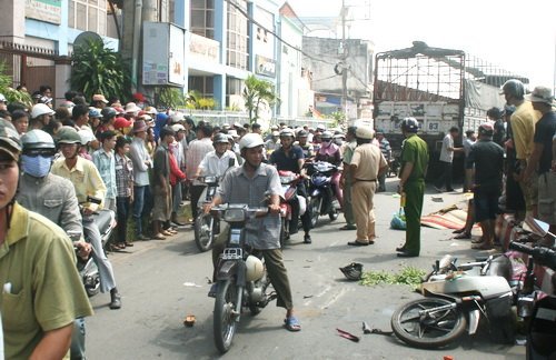 Xe tải 'nuốt' 3 xe máy, 2 người chết tại chỗ