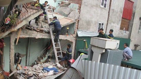 Tiếng khóc xé lòng bên đống đổ nát