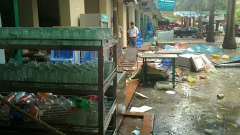 Vô tư ngồi nhậu bên những quả 'bom nổ chậm'