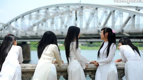 Nữ sinh Huế đẹp dịu dàng trong nắng thu