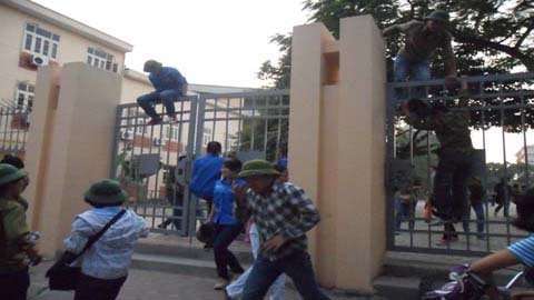 Choáng cảnh SV Sư Phạm trèo cổng, vượt rào