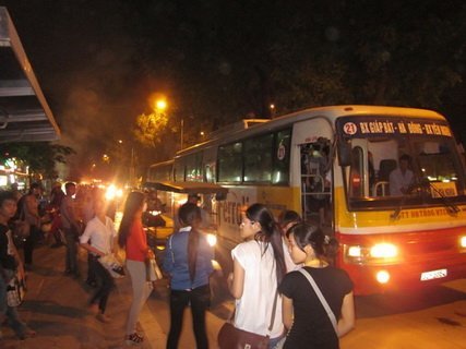 Sự thực clip nằm ra đường 'phản đối xe buýt'