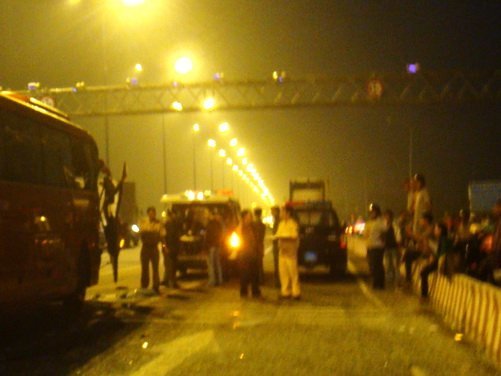 Cuộc giải cứu tài xế bị nạn lúc rạng sáng