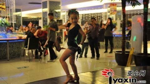 Cô bé 7 tuổi kiếm tiền nuôi cả nhà