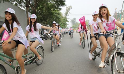 Miss Teen đạp xe làm 