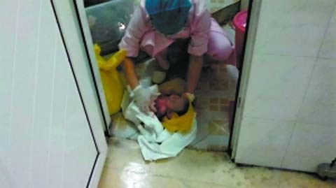 Bức xúc em bé còn sống bị bệnh viện vứt bỏ