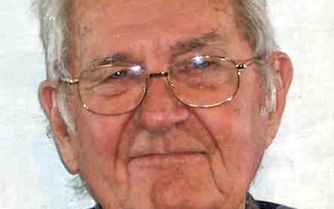 Ông lão đầu bạc phơ bị bắt vì mua dâm