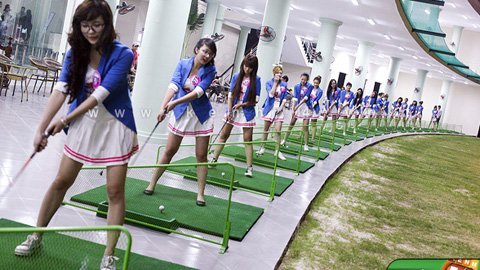 Miss Teen váy ngắn trổ tài chơi golf